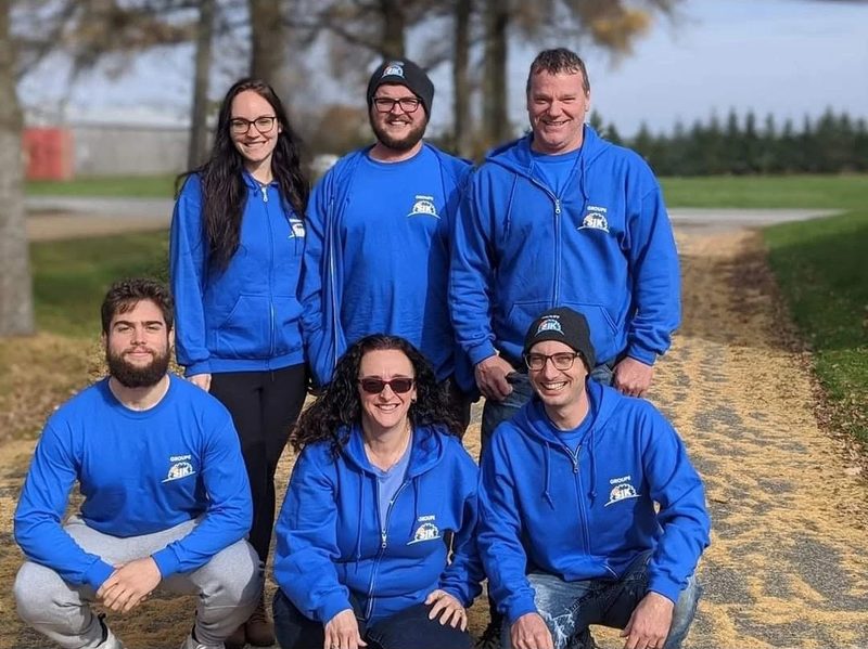 L'équipe de Groupe SJK, six personnes en chandails bleus à l'effigie de l'entreprise. Stéphane Brousseau est debout, à droite.