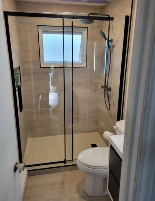 Après : douche en céramique avec porte vitrée coulissante