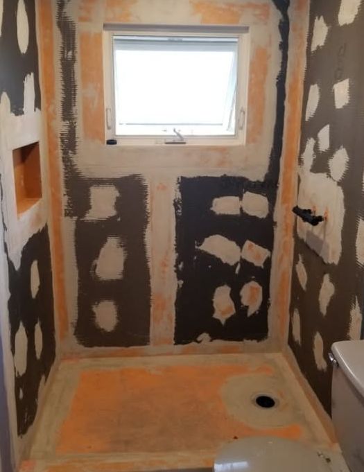 Pendant les travaux : la douche montée sur membrane d'étanchéité, à la place du bain